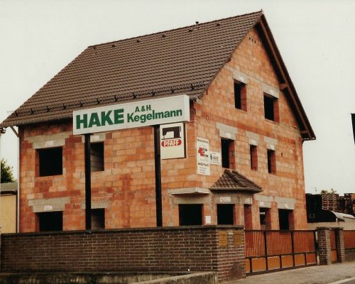 Geschichte_Bild_1985_Bau-Büro und Halle Geschichte_Bild_1985_Bau-Büro und Halle